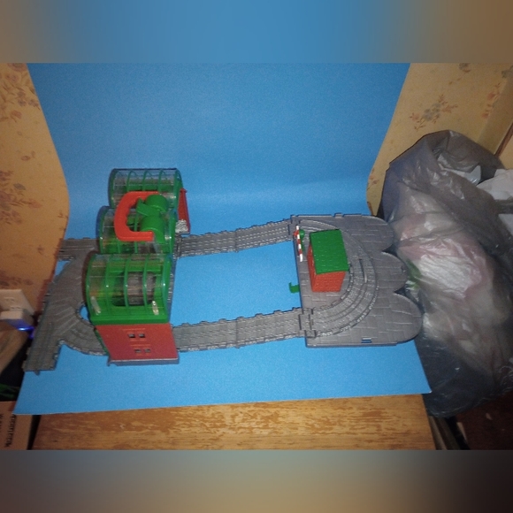 Thomas and Friends Knapford Station Take & Play Fold Out Track Play Set - Picture 11 of 12